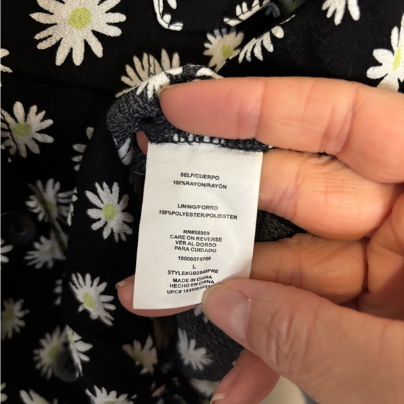 3/$20 Gianni Bini Black and White Floral Crop Top Blouse - Picture 4 of 5